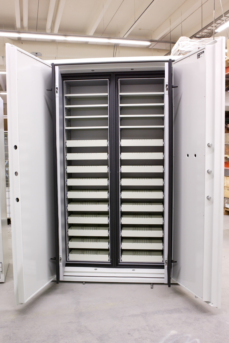 Самый большой сейф для магнитных носителей сертифицированный на 120DIS – 2 часа огнестойкости, минимальная толщина стенок – 15 см