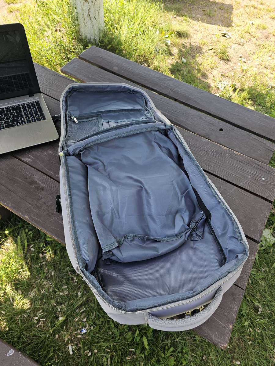 Рюкзак раскрывается, как чемодан, никаких тебе свалок вещей, всё аккуратно раскладывается, как по полочкам.