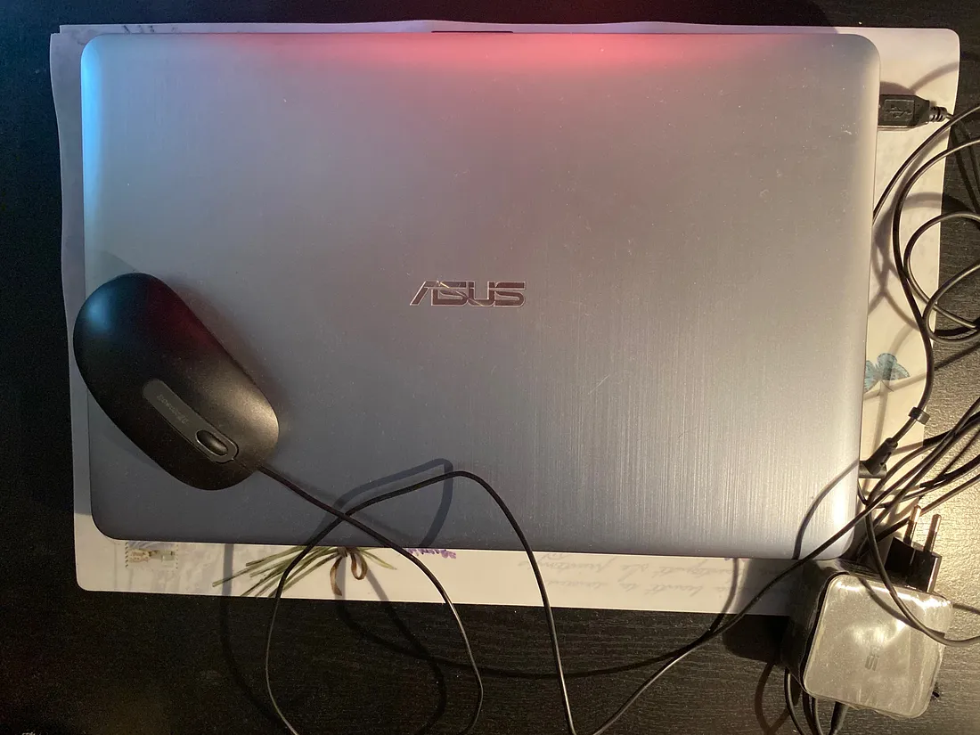 ASUS моей мамы, с кучей кабелей и милой салфеткой.