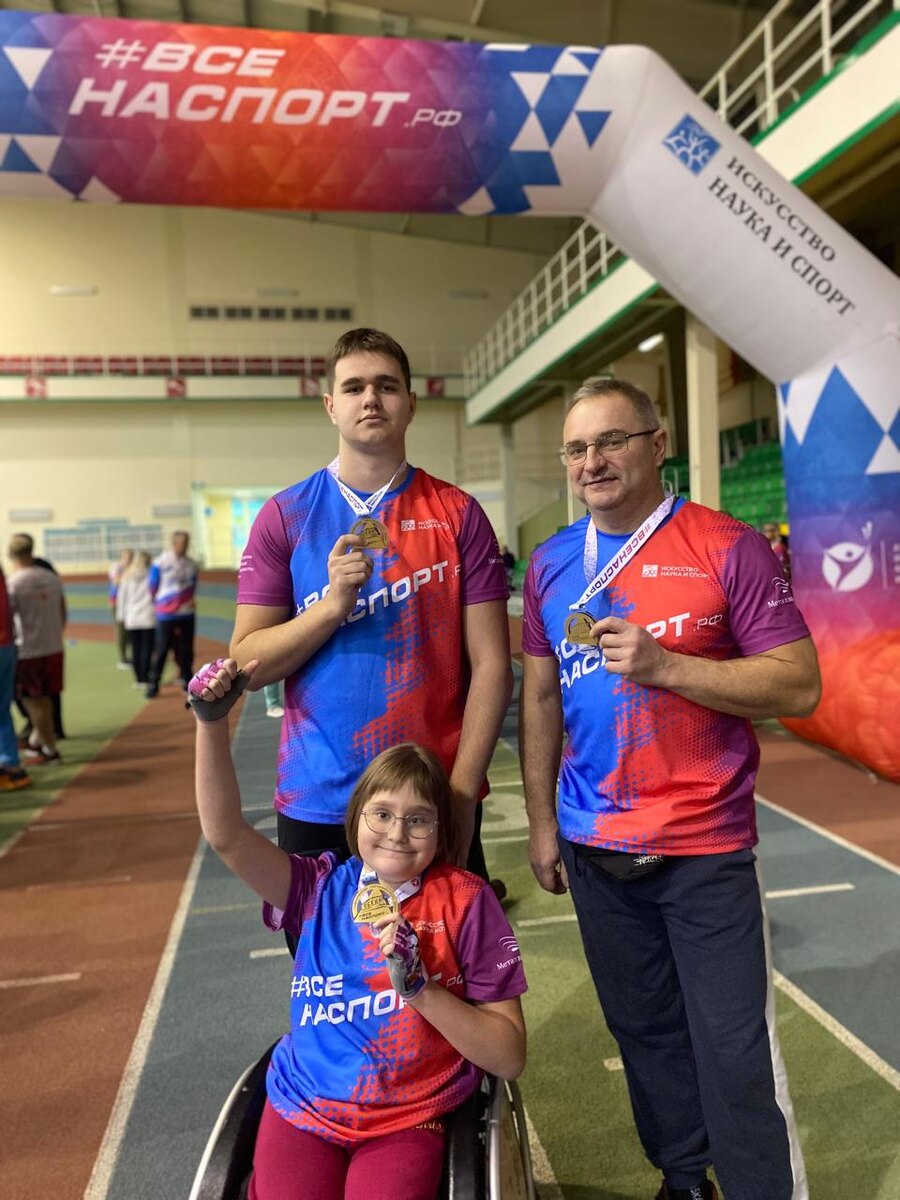 С папой Евгением Александровичем и братом Дмитрием на Губкинском полумарафоне-2024