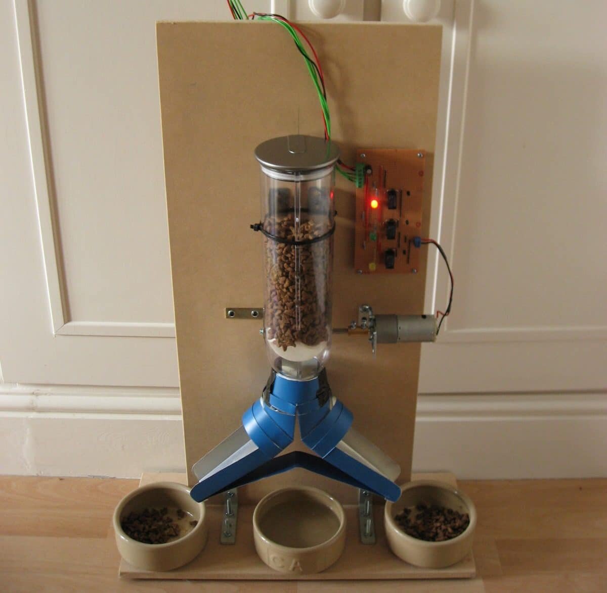    Кормушка для кошек с доступом в интернет / © MJN123, en.wikipedia.org