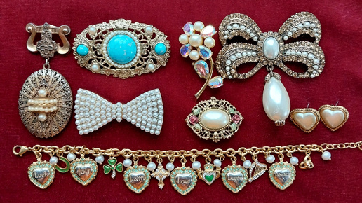 деталь винтажного образа украшение или аксессуар