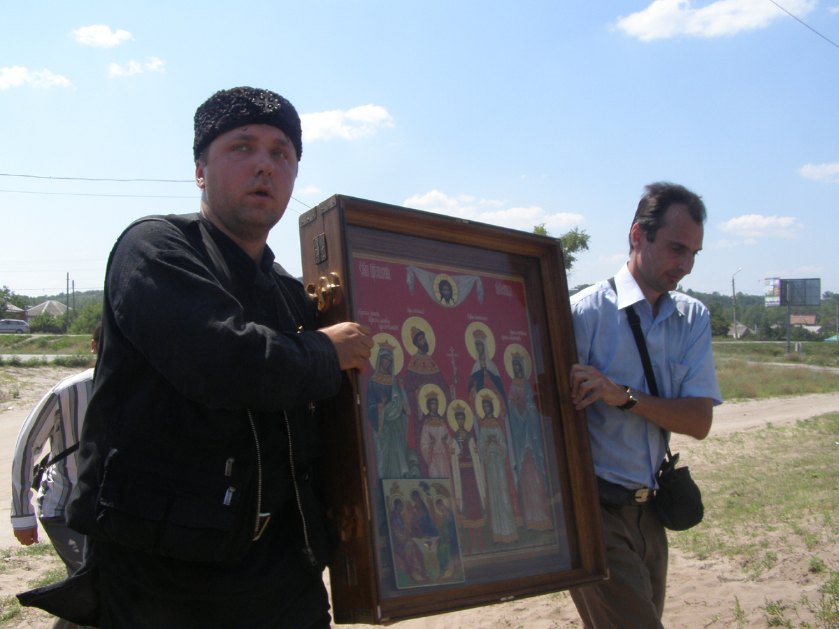 Крестный ход вокруг поселка Клугино-Башкировка после Божественной Литургии в храме святых Царственных мучеников  17 июля 2010 г Максим Марков (СПХ) и Сергей Моисеев (Русь Триединая).