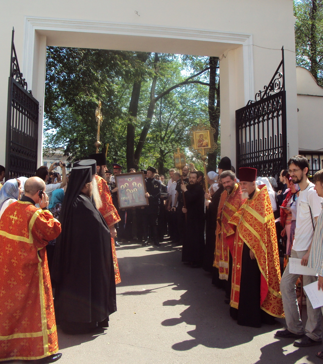 16 июля 2010 г. Братия харьковского Покровского монастыря встречает икону святых Царсвенных мучеников которую из Москвы привезли представители Союза Православных Хоругвеносцев.