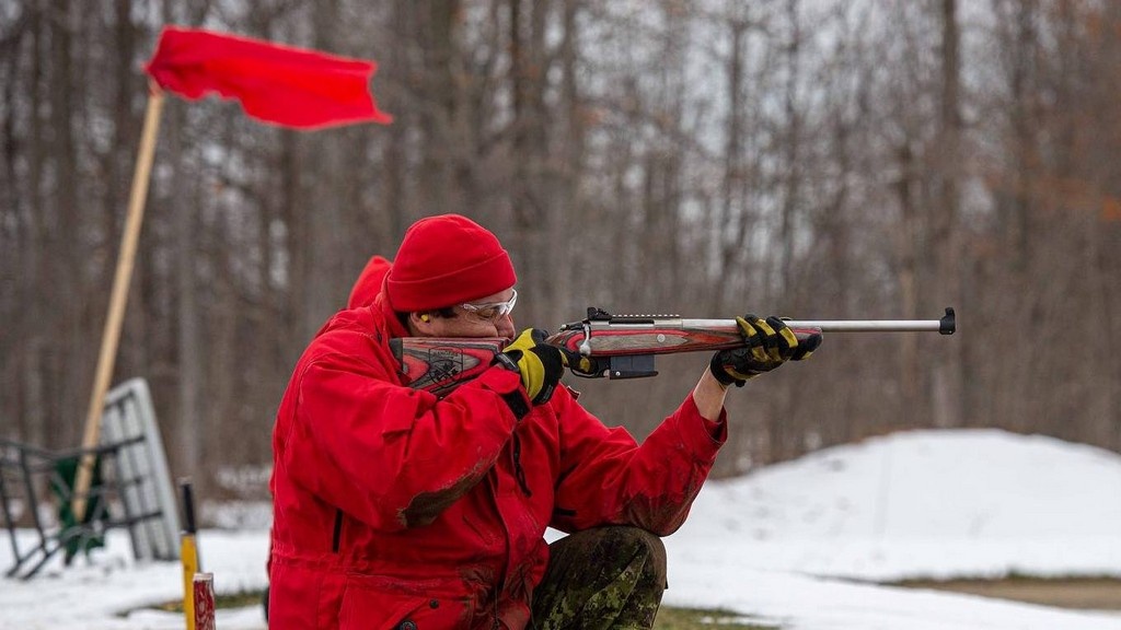Канадский рейнджер тренируется с винтовкой Colt Canada C19