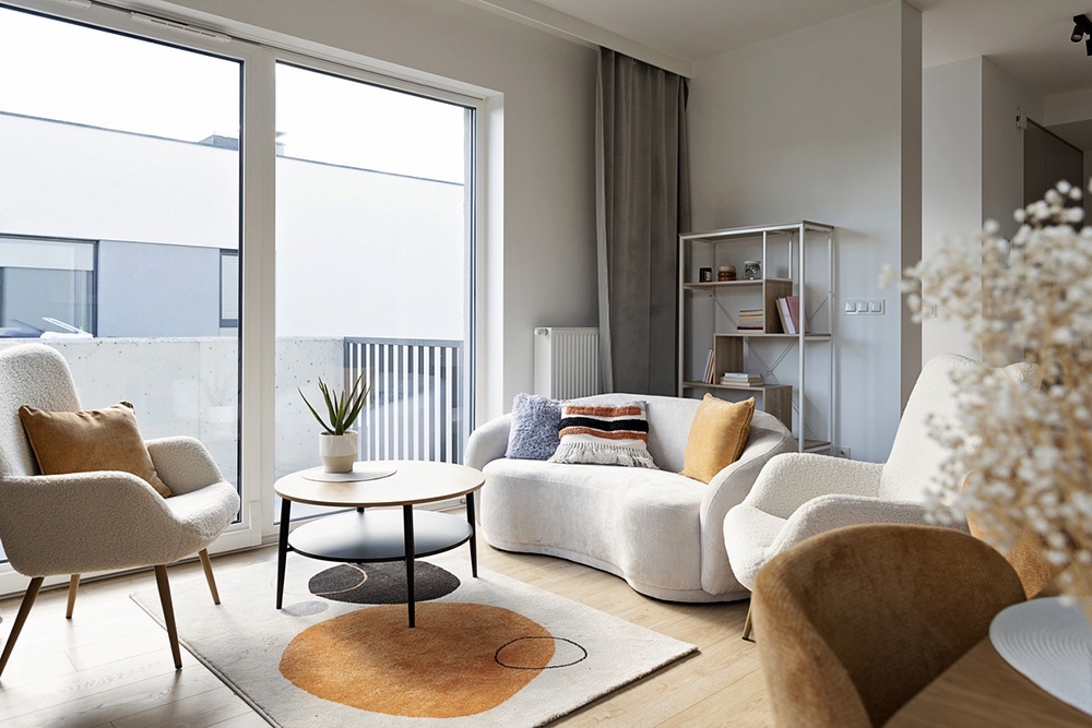    Желательно, чтобы цвет двери, мебели или пола повторялся в каком-нибудь еще компоненте интерьера, например, в шторах или светильниках. / iStock