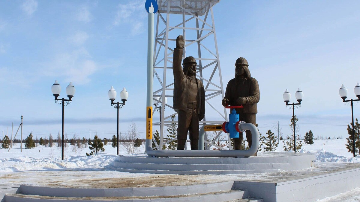    Мемориальный комплекс «Первооткрывателям Уренгойского нефтегазоконденсатного месторождения» в Новом Уренгое. Фото: Юлия Терешина / "Ямал-Медиа"