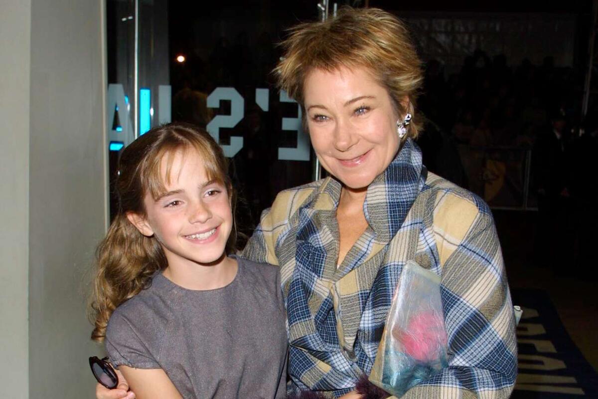 Эмма Уотсон и Зои Уонамейкер на мировой премьере фильма «Гарри Поттер и философский камень».Гарет Дэвис/Mission Pictures/Getty