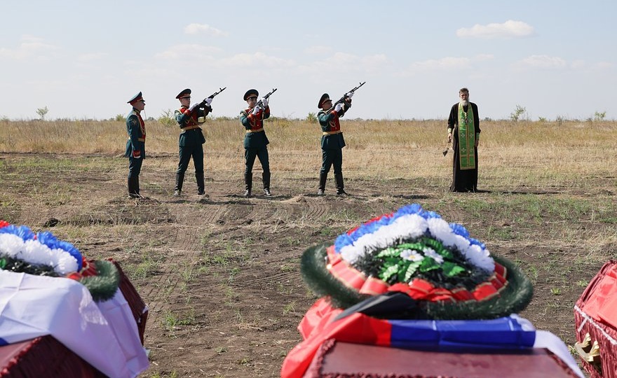 Россиянке прислали гроб с телом неизвестного мужчины и потребовали его похоронить