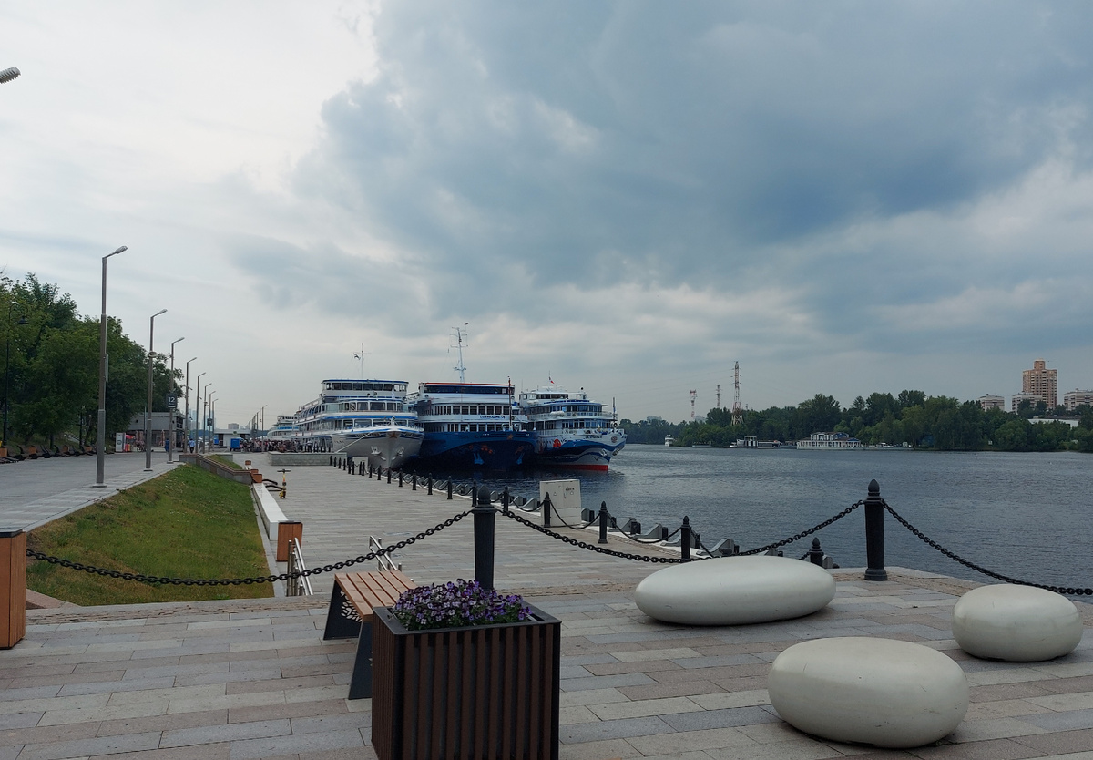 Вот так выглядит "час пик" на воде. Не удивляйтесь, если к вашему теплоходу ведёт путь через чужую палубу - в сезон это нормально).