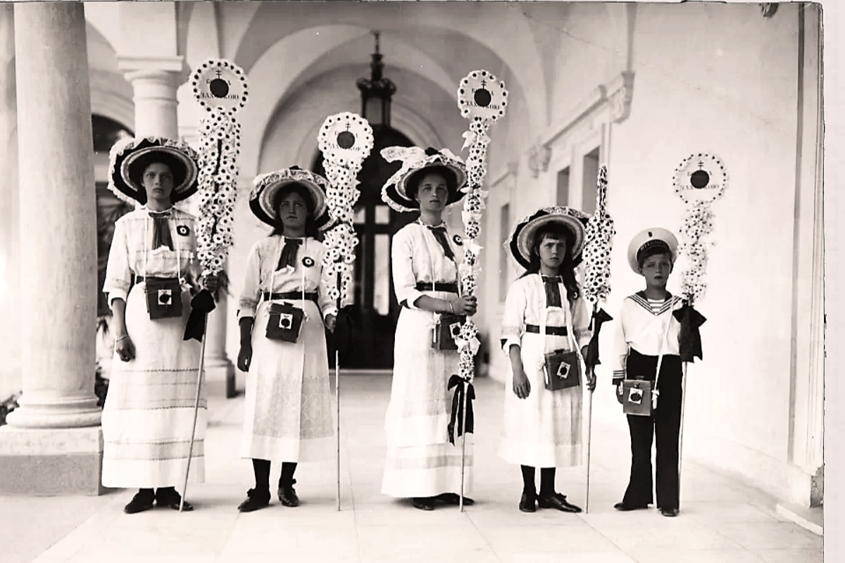 Ольга, Мария, Татьяна, Анастасия и Алексей, Праздник Белого цветка в Ливадии, 1914 г. © Государственный исторический музей