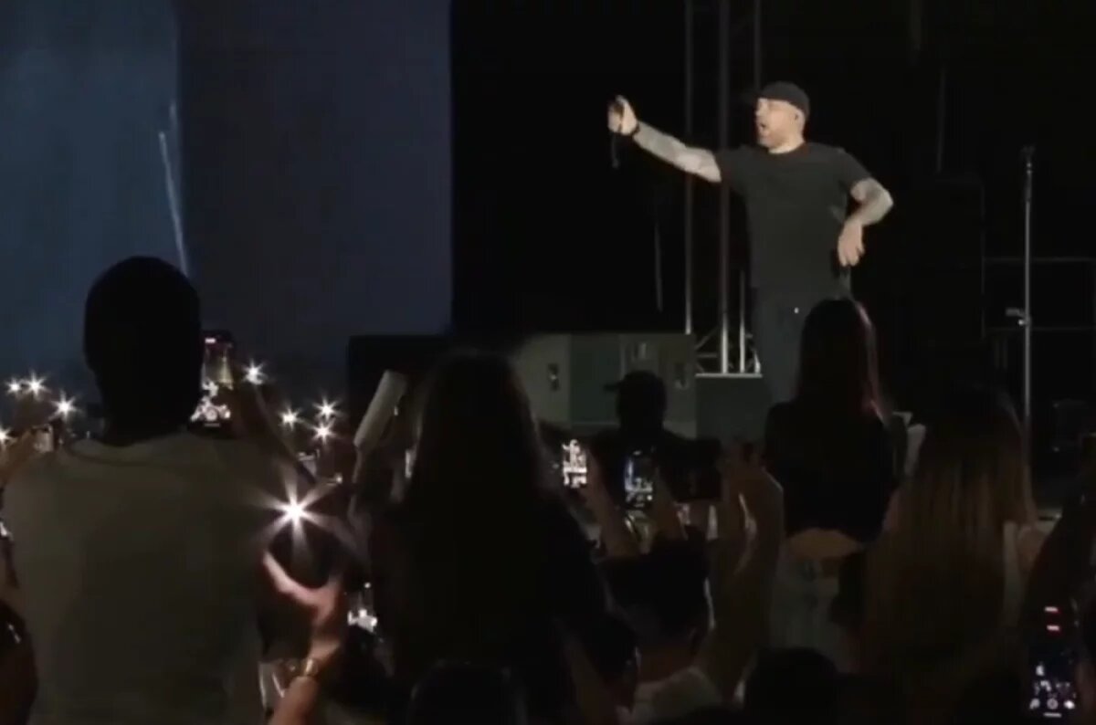    В Сети распространилось видео с концерта Басты, где множество людей подпевают на русском языке.