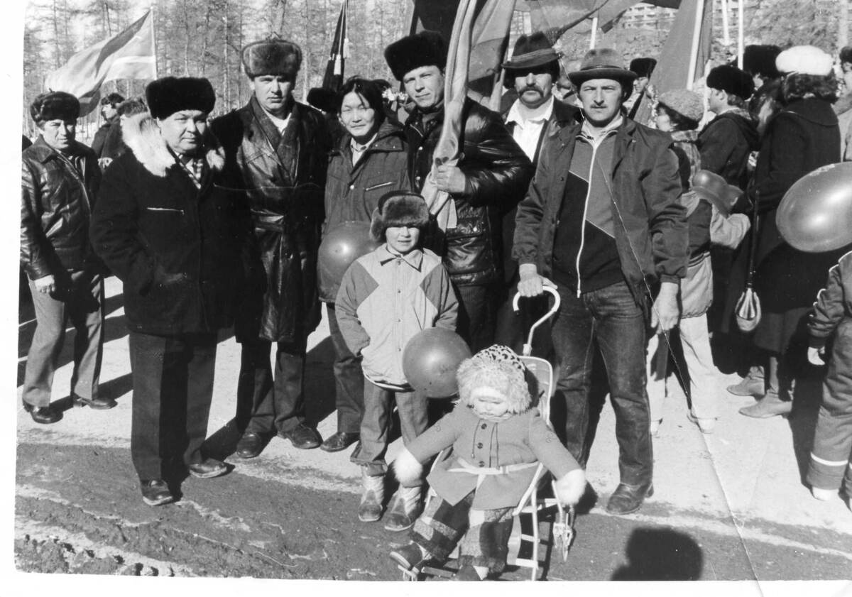 Фото автора. Айхал 80 годы. Первое мая в Айхале. Белазисты. Второй справа в шляпе с шикарными усами настоящий Казимир. Автор фото, второй слева.