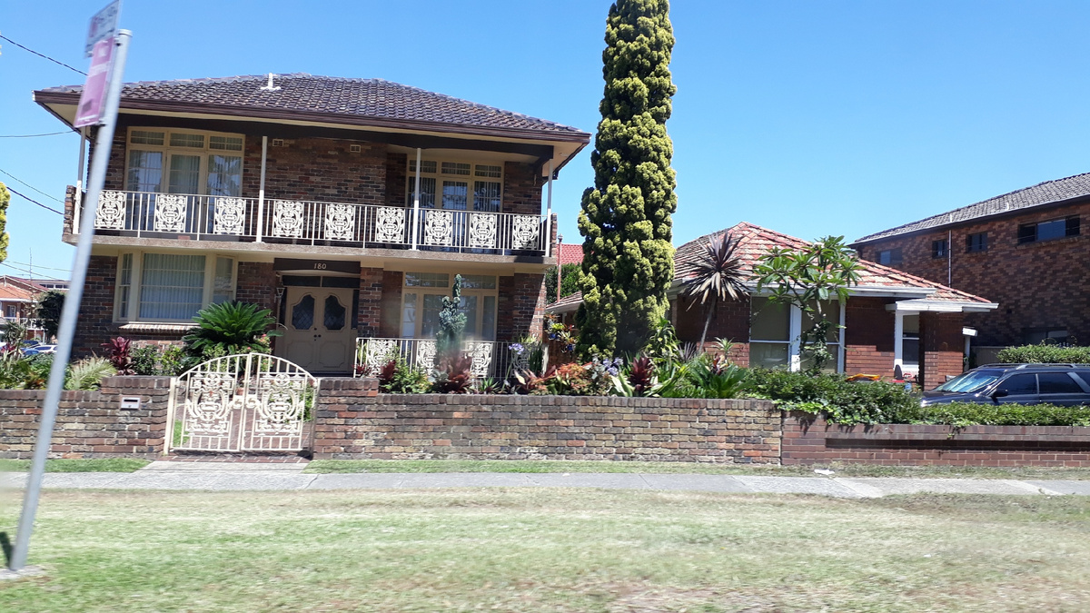 Дома все непохожи друг на друга. Листайте вправо.