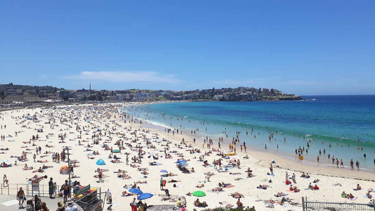 Самый популярный пляж в Сиднее - Bondi Beach. Очень много народу, но места всем хватает.