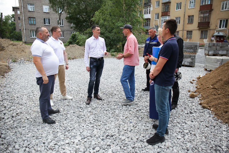    Этим двором пользуются жители сразу семи домов: на бульваре Доменщиков, 44 и 46, Ленина, 98 г, 98 В, 100б, 102а и 102б