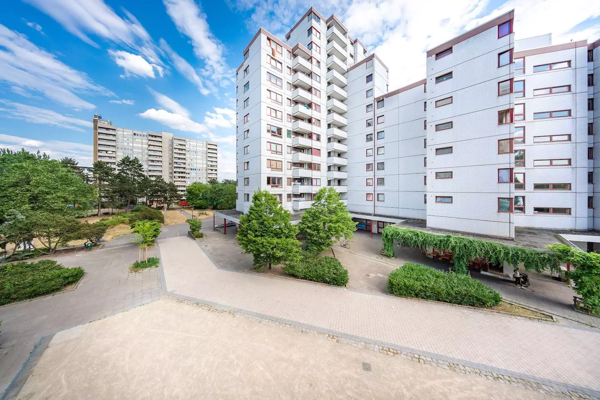 Однушка в аренду 34 м2 прямо сейчас здесь стоит в аренду 424 €. Или 644 €, включая коммунальные (из них 100 евро отопление, 120 евро коммунальные). Находится по адресу Bottroper Weg 12, Tegel, Берлин (13507).
