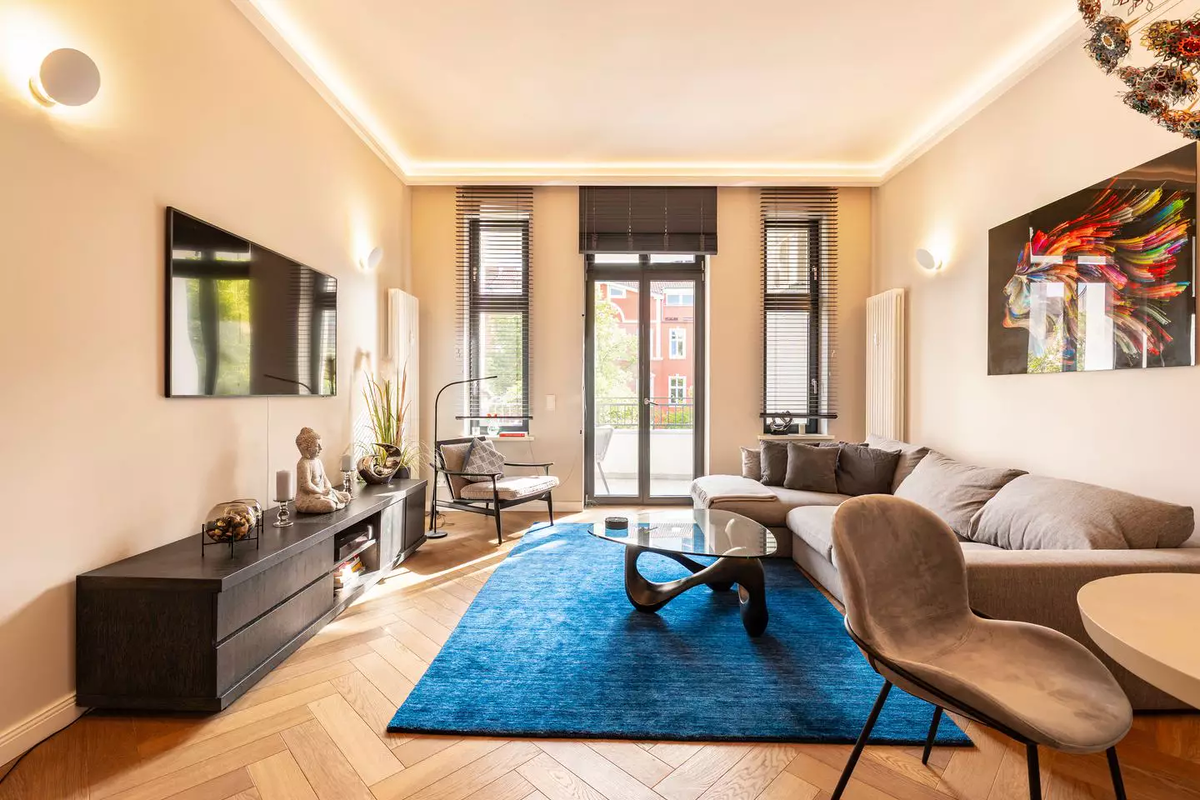 Трехкомнатная квартира 86,6 м², 2.050 € аренда. Полная цена аренды 2.550 € с отоплением и коммунальными. Адрес классный, в старом хорошем доме 1869 года постройки на Stresemannstraße 32, Kreuzberg, Берлин.