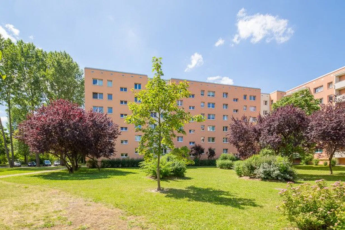 Двушка в аренду 52 м² прямо сейчас здесь стоит в аренду 471 €. Или 662 €, включая коммунальные (из них 57 евро отопление, 134 евро коммунальные). Находится по адресу Falkenberger Chaussee 6B 13053 Berlin OT Neu-Hohenschönhausen.
