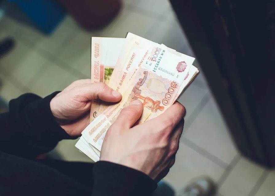 Денег молодежи хватает только на еду и коммуналку. Фото: из открытых исчточников