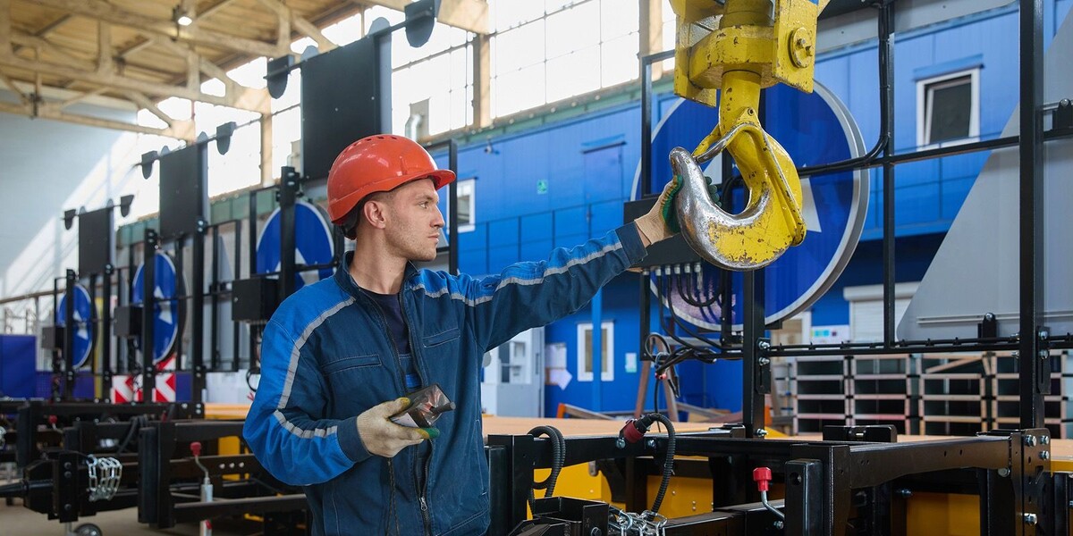 Производство организуют в рамках офсетного контракта: больше 1,5 млн дорожных знаков для Москвы за 10 лет?