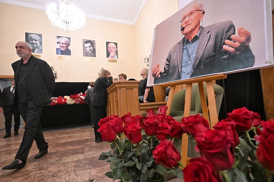    Во время церемонии прощания с Александром Миттой Евгения ГУСЕВА