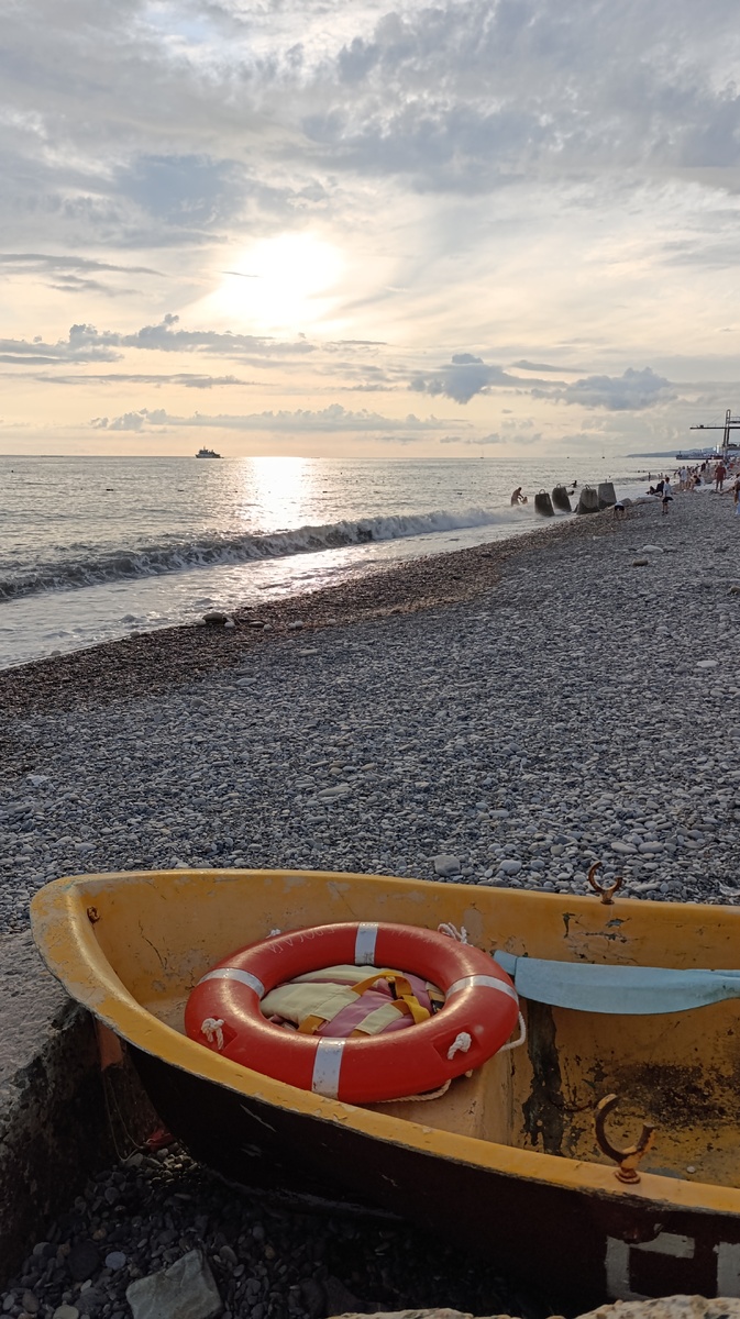 Мечта отдыхать с минимум людей сбылась, пусть даже таким кошмарным способом. Бойтесь своих желаний... ))