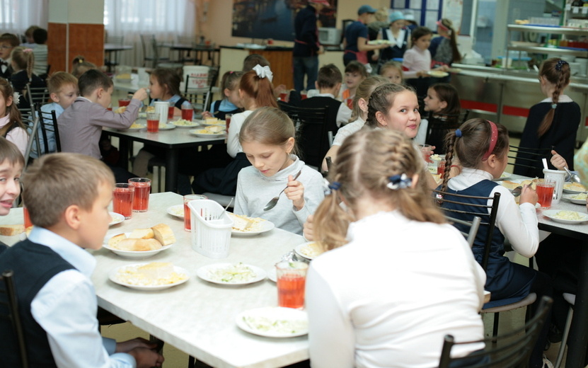    Обеды для школьников могут сделать бесплатными в России