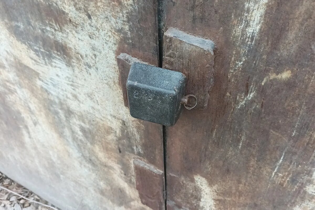 Такой замок должен плотно прилегать к дверям, чтобы под него нельзя было подсунуть фомку или зацепить тросом. Для замка иногда приходится дорабатывать двери