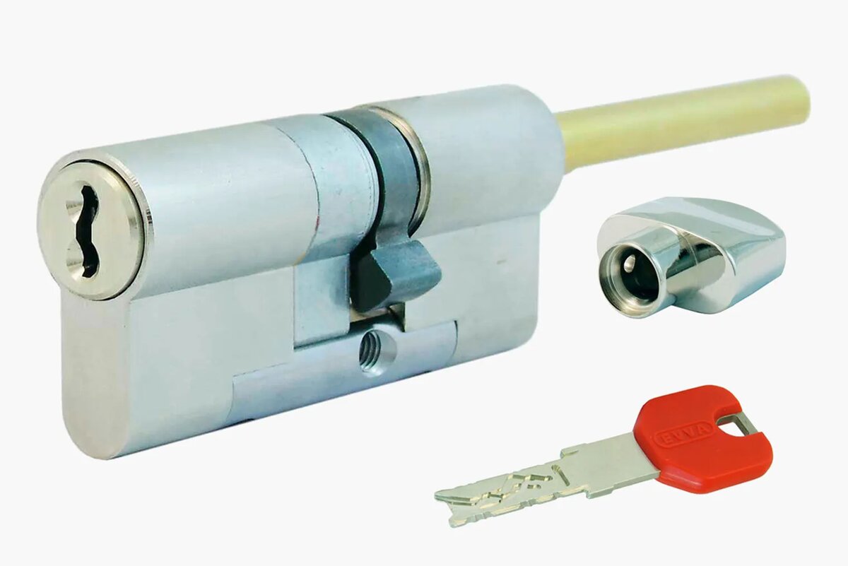 Запатентованный австрийский цилиндр Evva. На ключе — уникальный набор бороздок. Такую личинку ничем не вскрыть, но и копию ключа сделать тоже не получится — придется обращаться в авторизованный сервисный центр производителя
