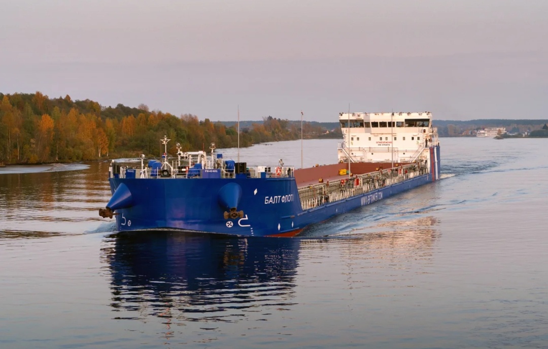 Фото из открытых источников. Река Шексна впечатлила Женьку грузовыми баржами