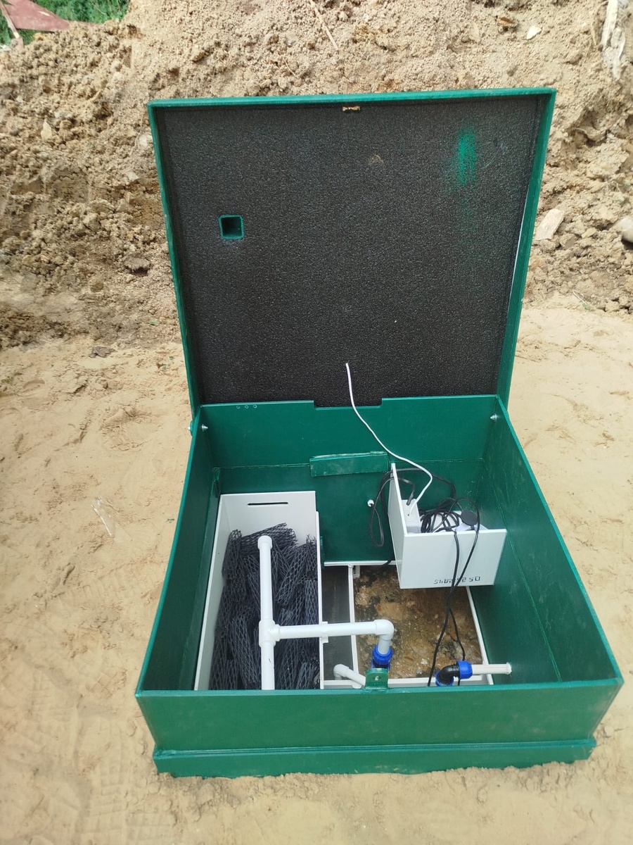 На фото автономная канализация Малахит Nero 20ПР горловина 0,25 (готовый корпус)