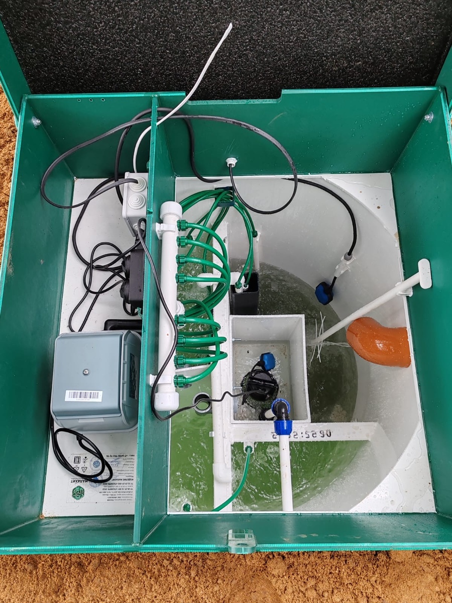 На фото автономная канализация Малахит 4 ПР классической компрессорной модели