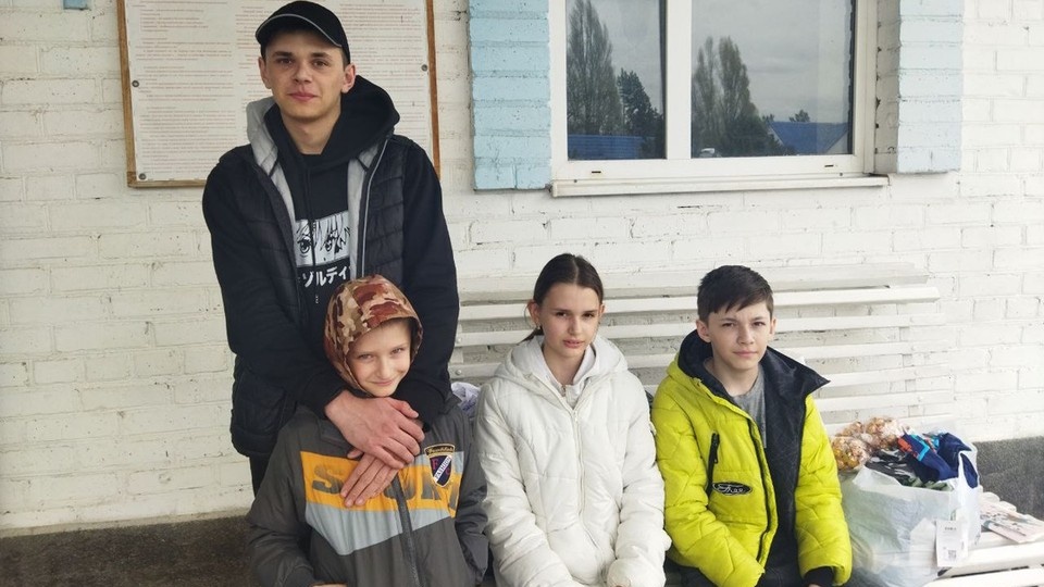 «Вместо отца и матери»: Как после смерти родителей 18-летний парень забрал из детдома братьев и сестру