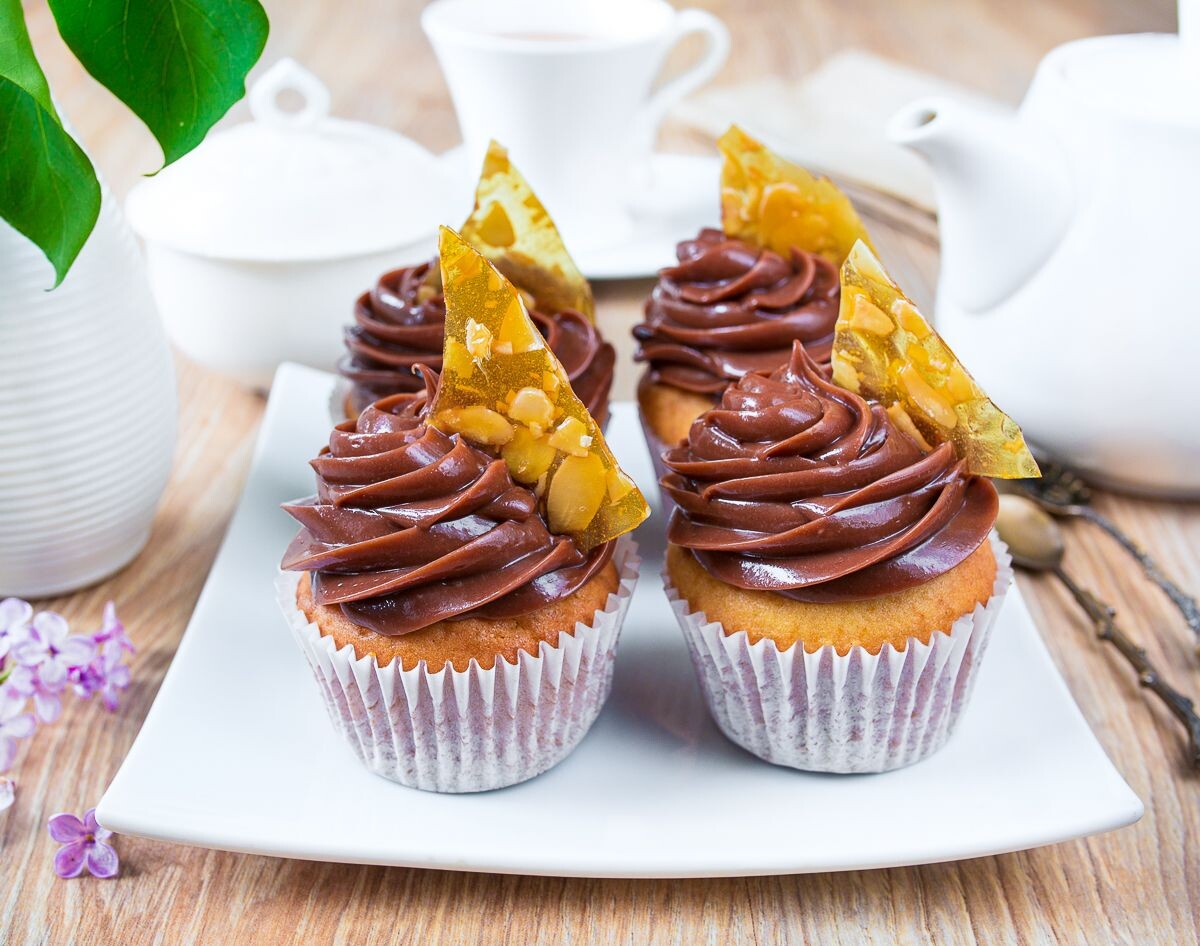     Ванильные капкейки с шоколадно-ореховым кремом