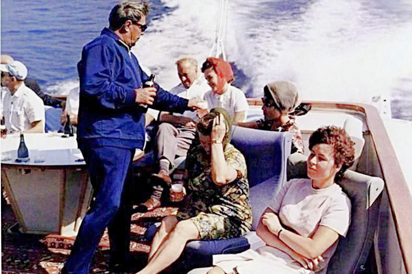 Леонид Ильич лично организует досуг обслуживающего персонала. Крым, 1971 г.