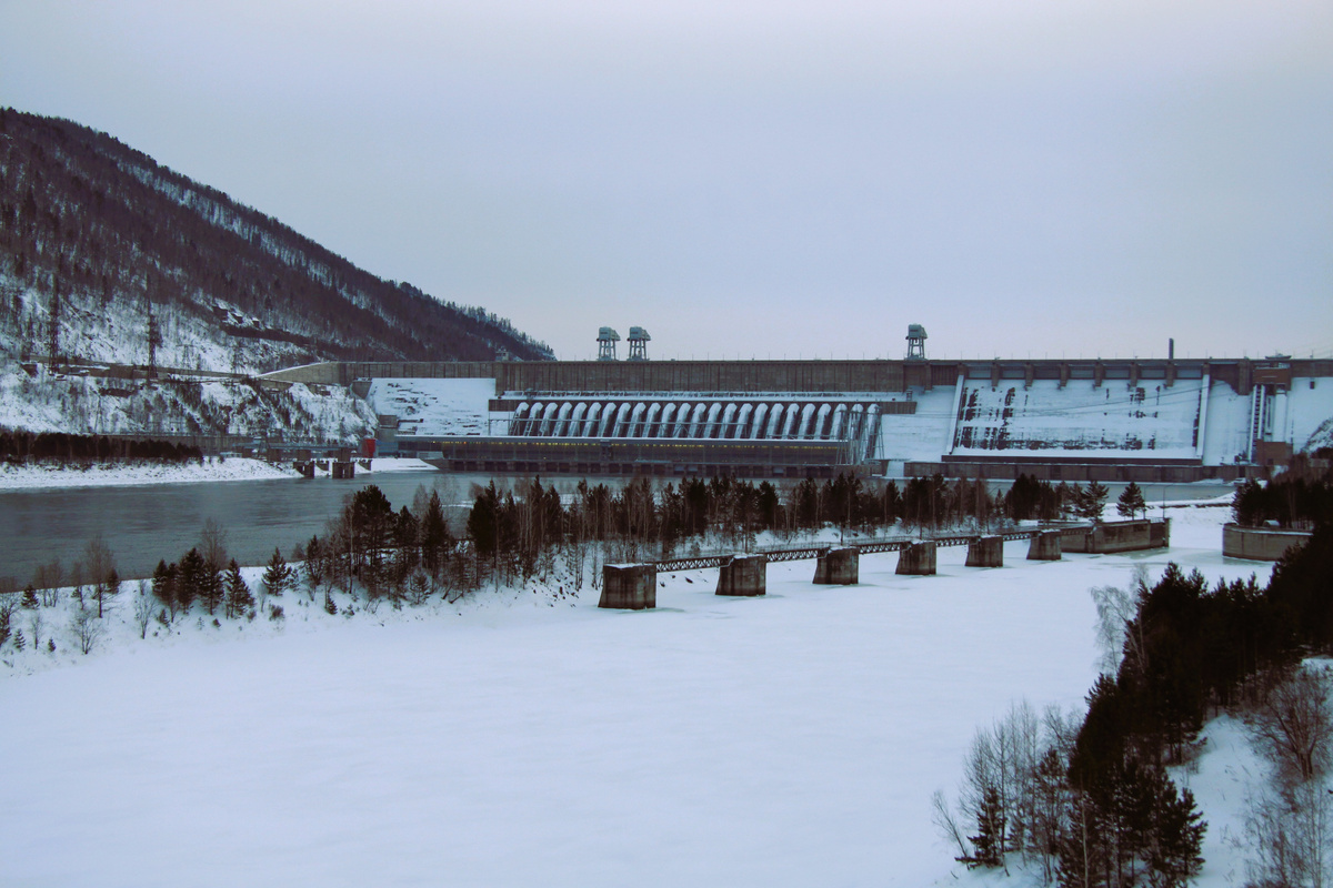 А на обратной стороне деятирублёвки изображена ещё одна достопримечательность края - Красноярская ГЭС, вторая по мощности в России.