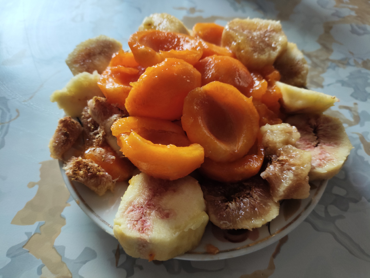 Инжира попросил... Он же тоже волосатый )))