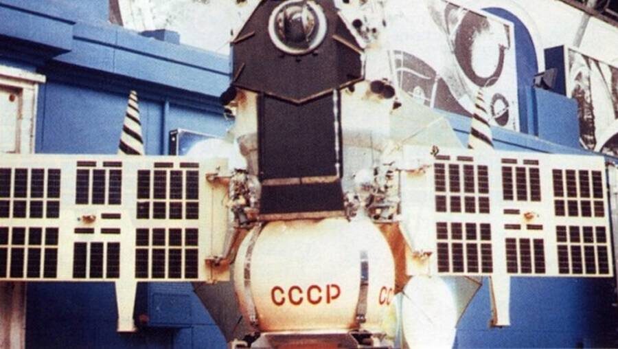 В павильоне "Космос" на ВДНХ в Москве представлена реплика автоматической станции "Венера-5", предназначенной для исследования других планет.