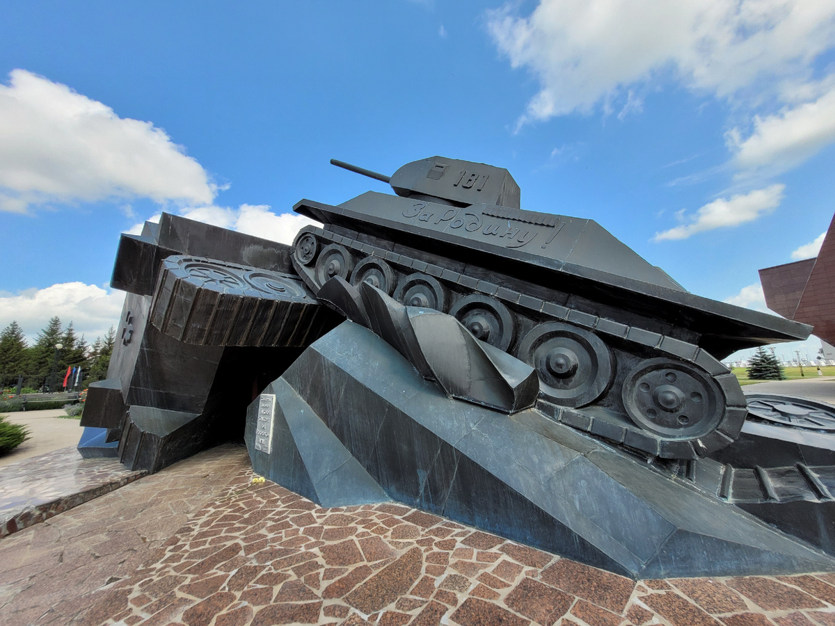 Скульптурная композиция перед входом в музей