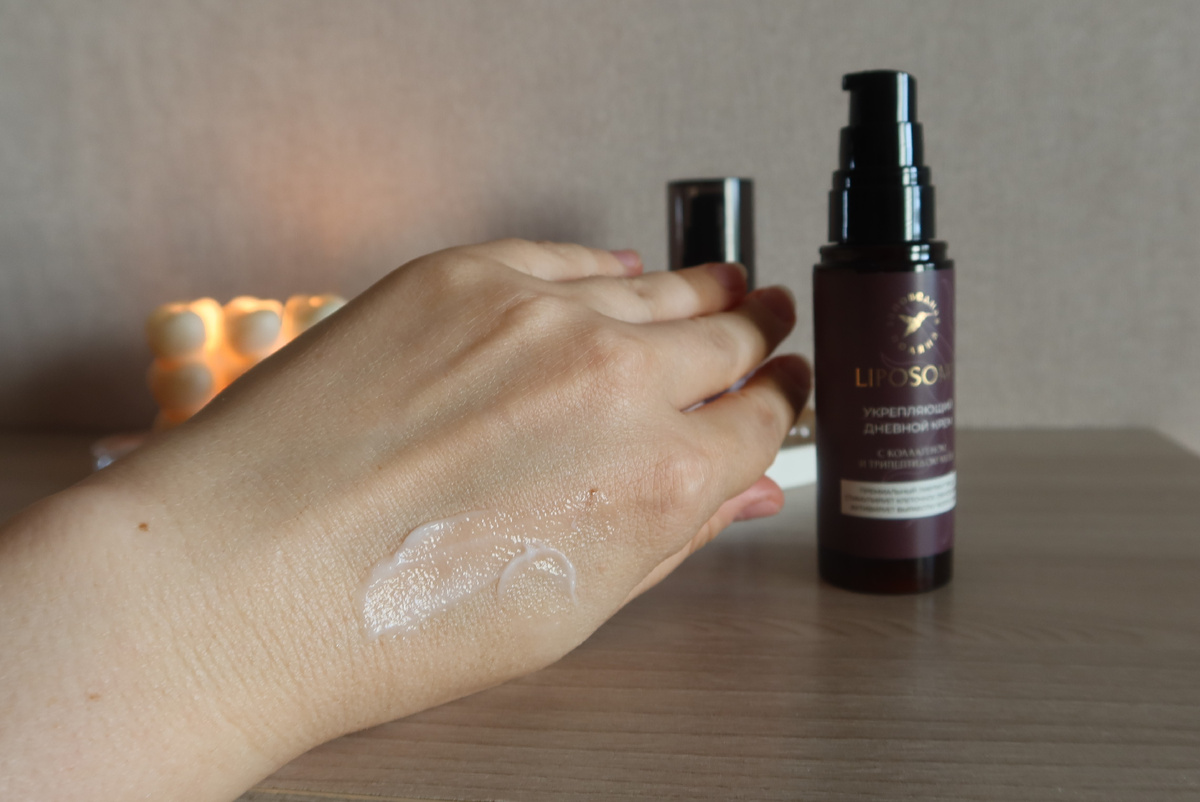 Замечательная текстура крема хорошо ложится даже в жару