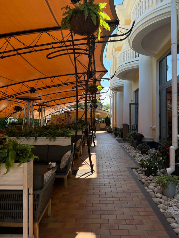 Летняя веранда ресторана