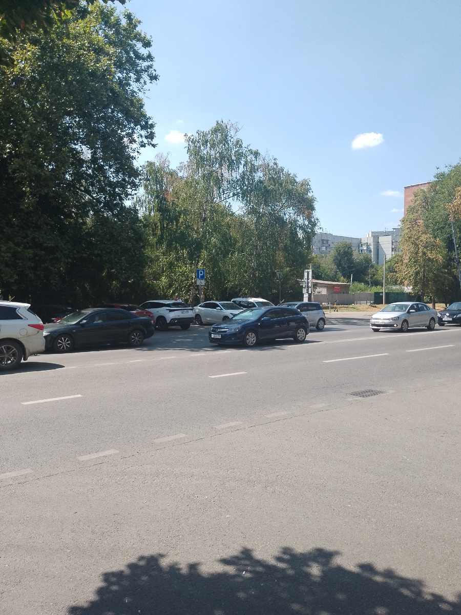 Типичная краснодарская пробка даже не в час пик. Ул. Селезнева. Фото автора.