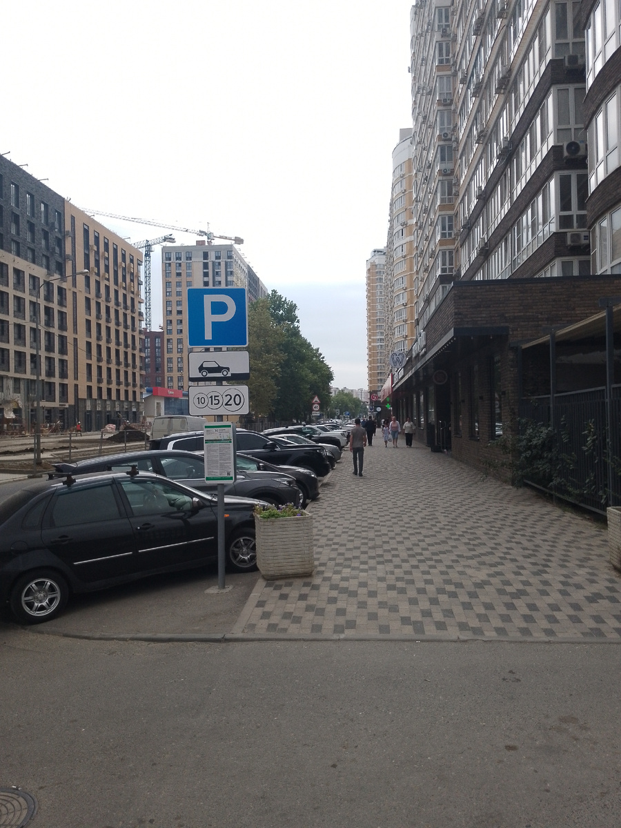 Типичные муравейники Краснодара, где строят много домов, но улицы остаются всё такими же узкими. Любопытно, что такая плотная застройка характерна  не только для новых районов Краснодара, но и для старых. Это фото сделано на улице Старокубанская. Фото автора.