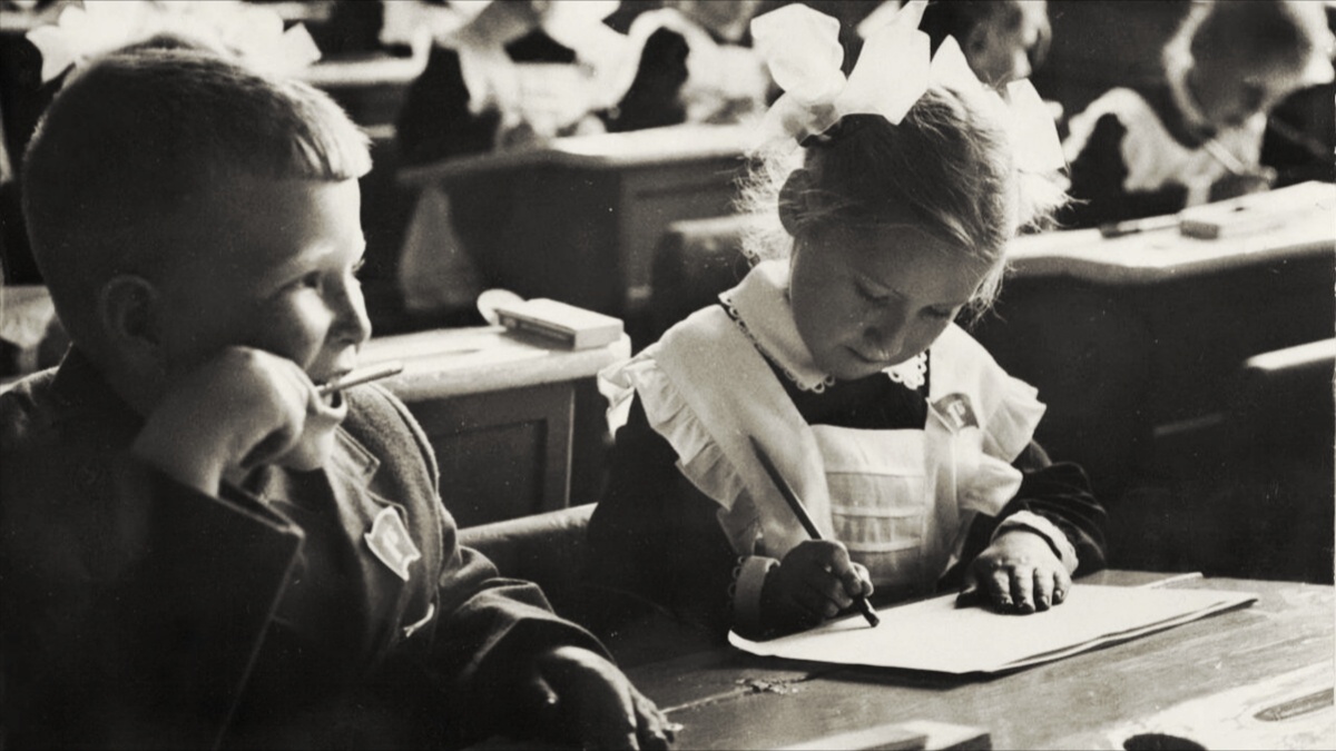 Люди хотят вернуть советское образование. Но время сейчас другое, к былому возврата нет. Другой вопрос: почему нельзя взять хоть что-то хорошее из прошлого? 