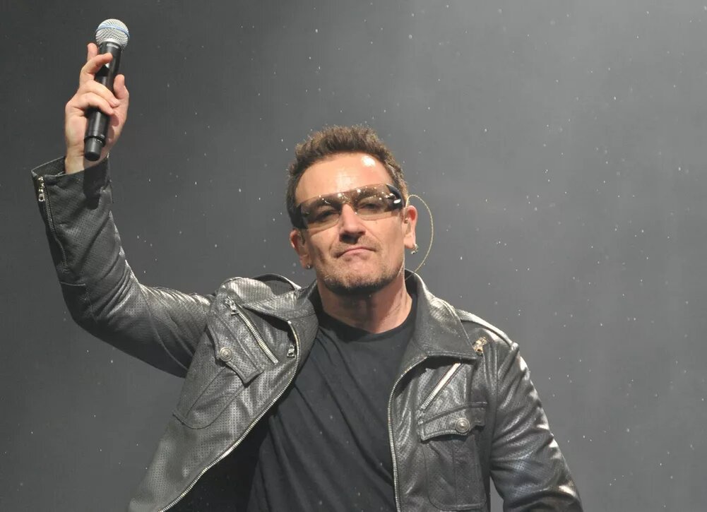    Боно вспомнил, как после смерти матери питался остатками еды из самолетов