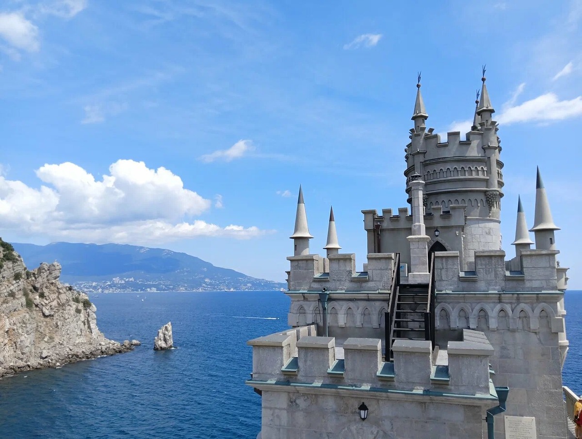 К сожалению, выше первого этажа зайти нельзя, но башенки замка видны с многочисленных обзорных площадок вокруг. Фото: Светлана Мандрыкина / Яндекс Карты