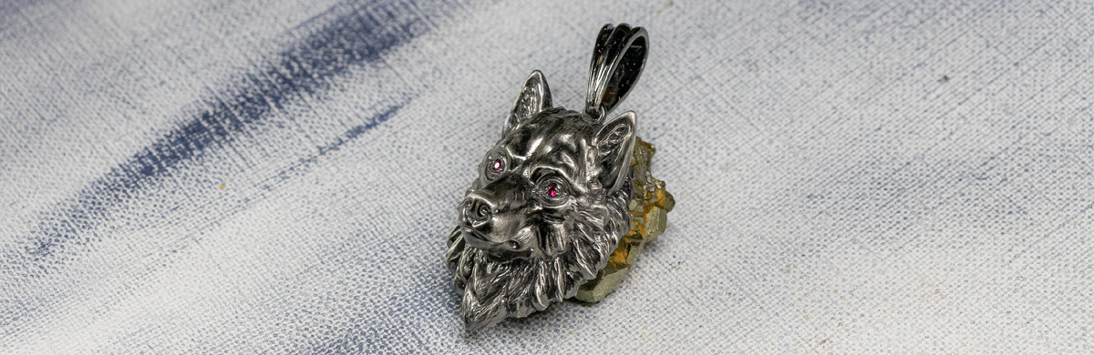 Серебряная подвеска волк с рубинами «Сколль»