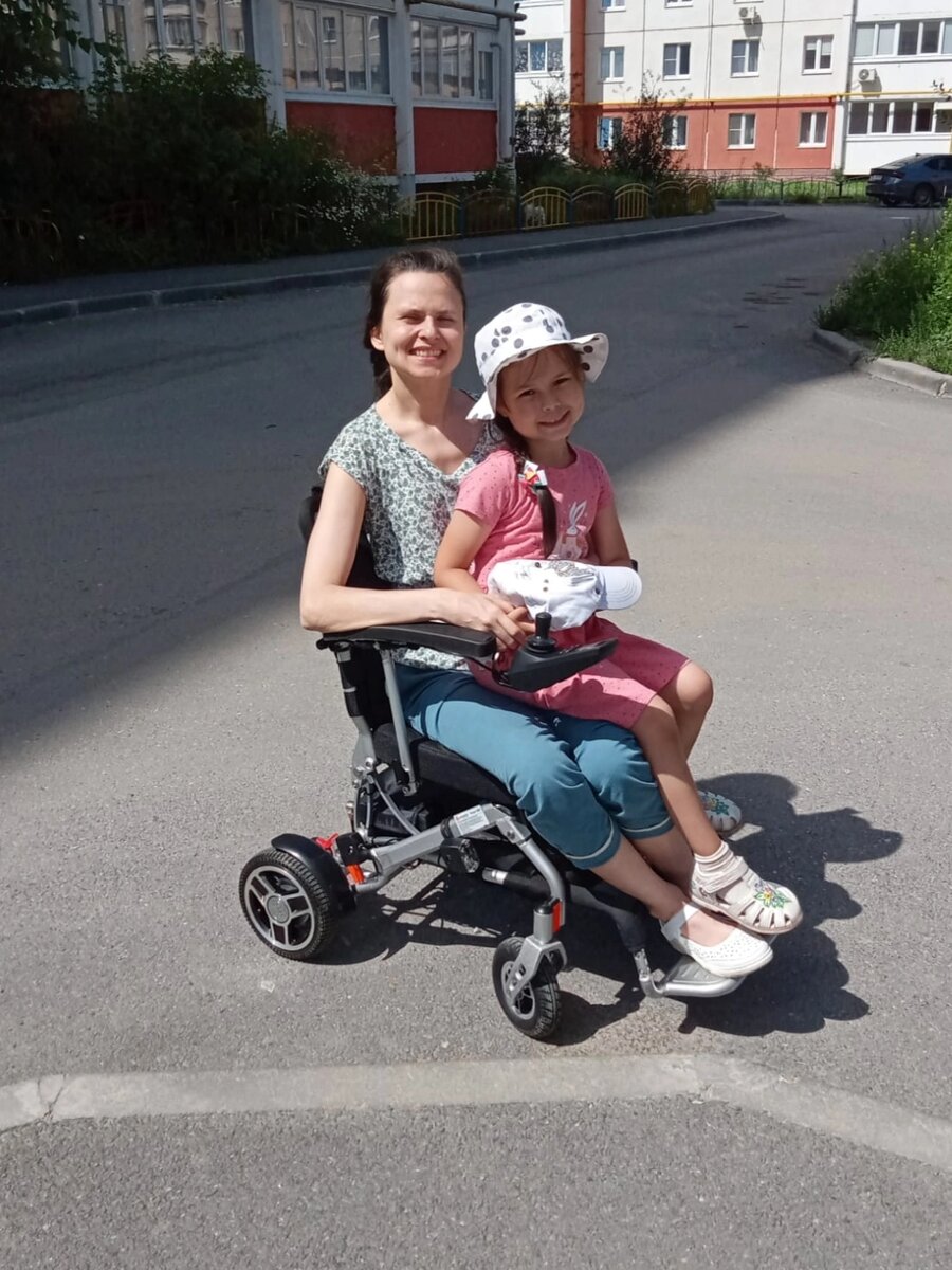 Сразу же полюбила на мне кататься)