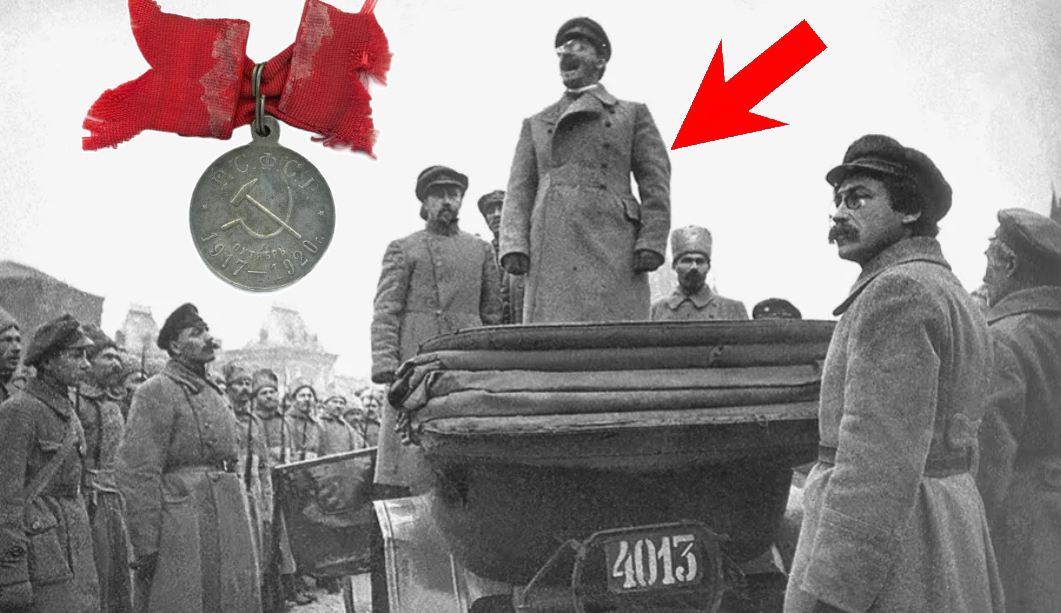 Лев Троцкий выступает, стоя на автомобиле. На его груди ни каких наград нет